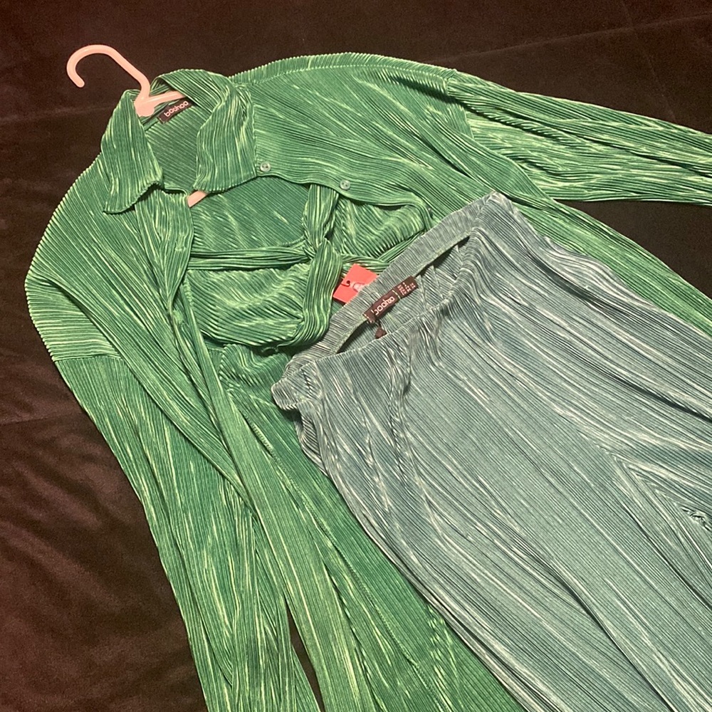 Like new with tags, it’s more of a neon green. 3 piece set